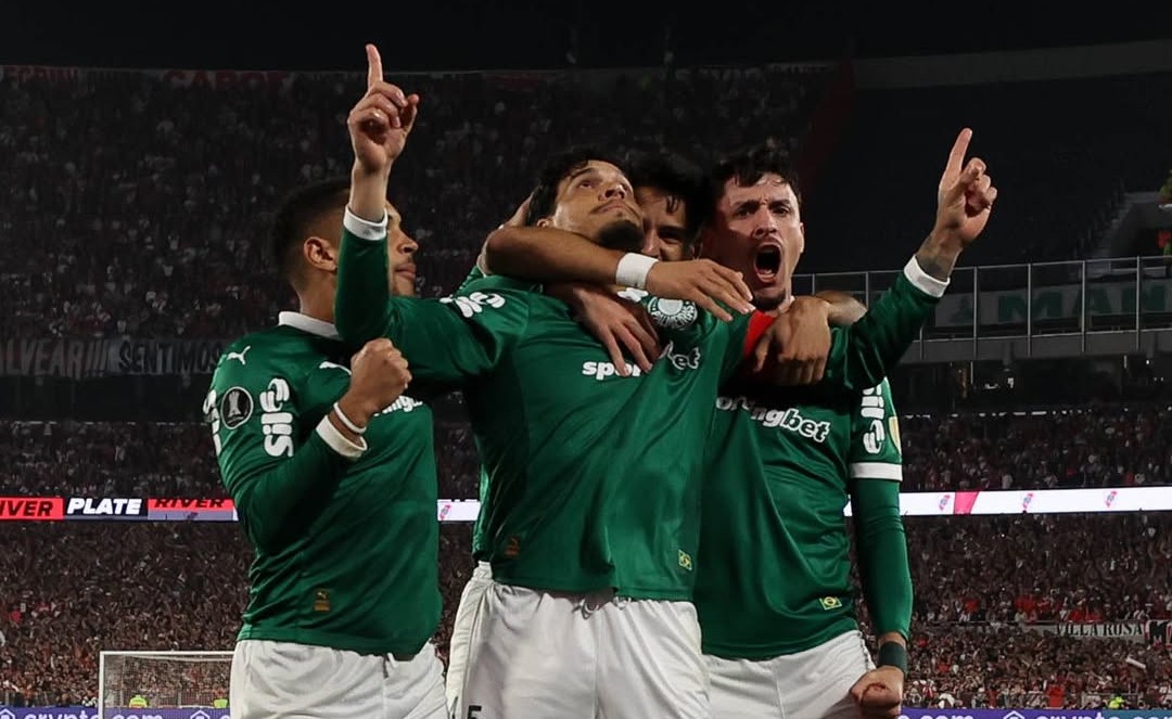 A CBF revelou áudios do VAR do clássico Palmeiras x São Paulo, detalhando lances controversos. Árbitros envolvidos foram afastados e denunciados pelo STJD - Foto reprodução: @palmeiras