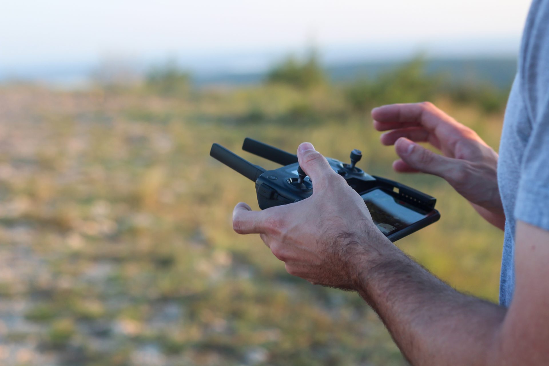 Produtores e empresas precisam lidar cada vez mais com drones. Foto: wirestock/Freepik