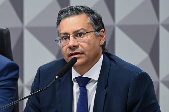 Virgílio Oliveira Filho, ex-procurador do INSS, depõe na CPMI e revela receio sem habeas corpus. Sua esposa é citada em pagamentos de 