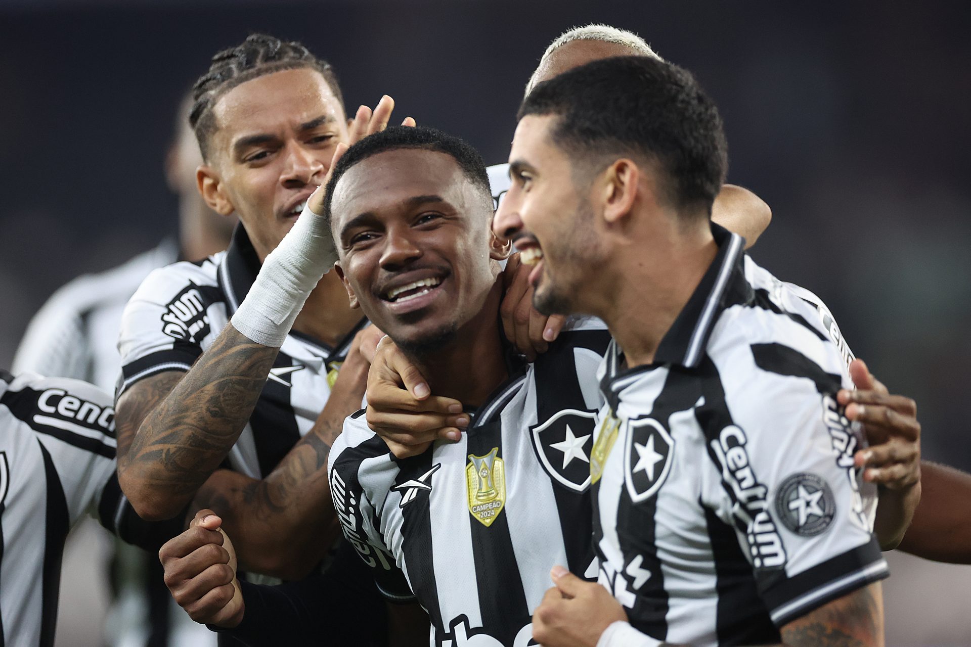 O Botafogo quebra um tabu de cinco jogos sem vencer o Bahia, garantindo uma vitória crucial por 2 a 1 no Nilton Santos e retornando ao G-4 do Campeonato - Foto: Vitor Silva/Botafogo