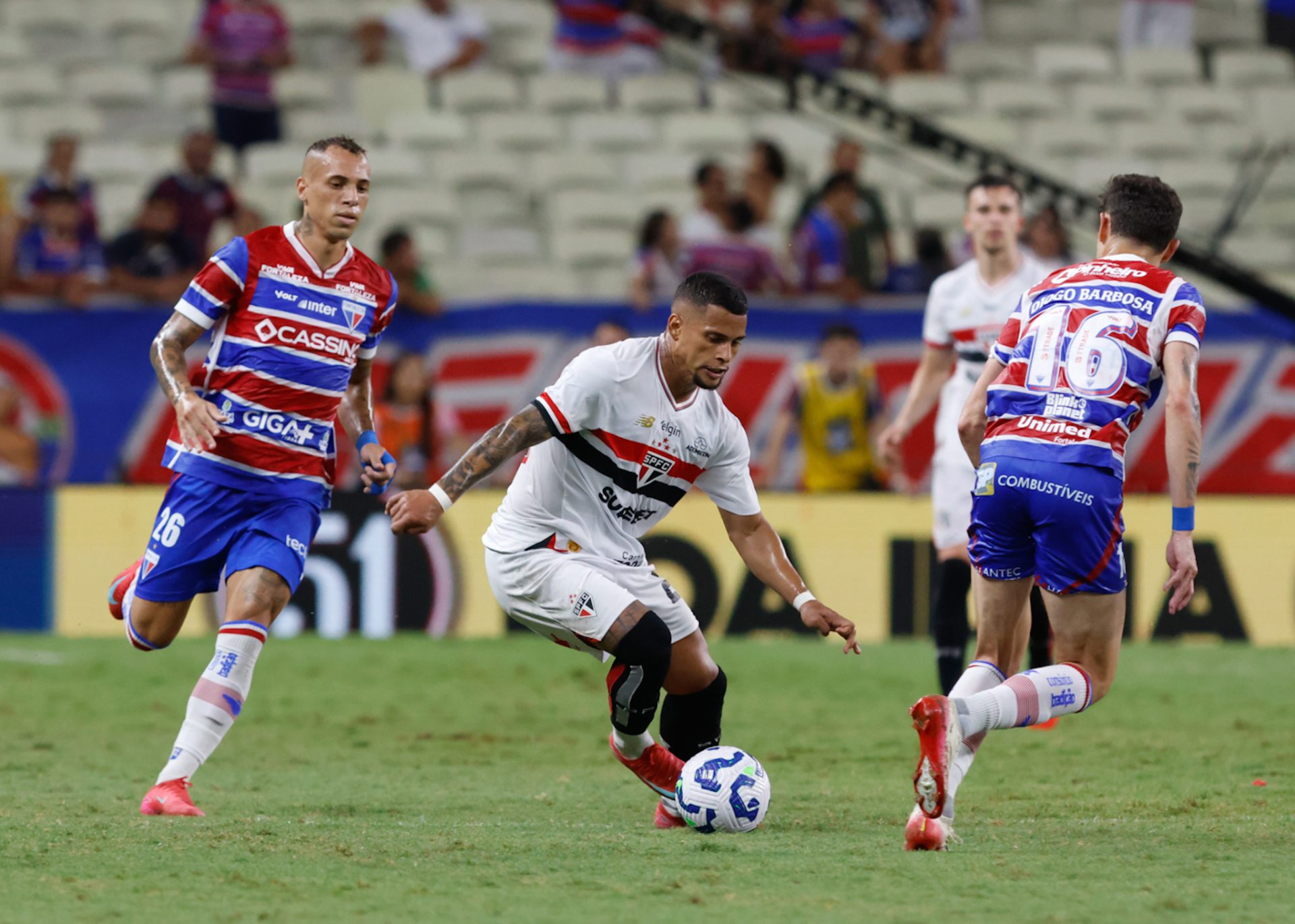 O São Paulo superou desfalques e a expulsão de Rigoni para vencer o Fortaleza por 2 a 0, quebra sequência negativa e eleva a moral antes do clássico - Créditos: Rubens Chiri/Saopaulofc.net