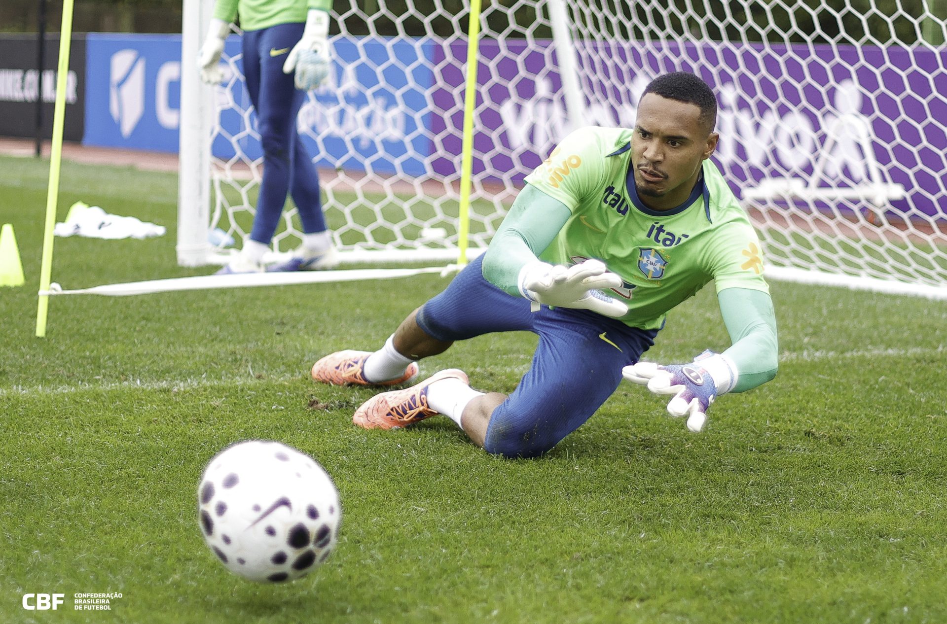 Goleiro John, novato na Seleção Brasileira e convocado de última hora, celebra a realização de um sonho - Foto: @rafaelribeirorio / CBF
