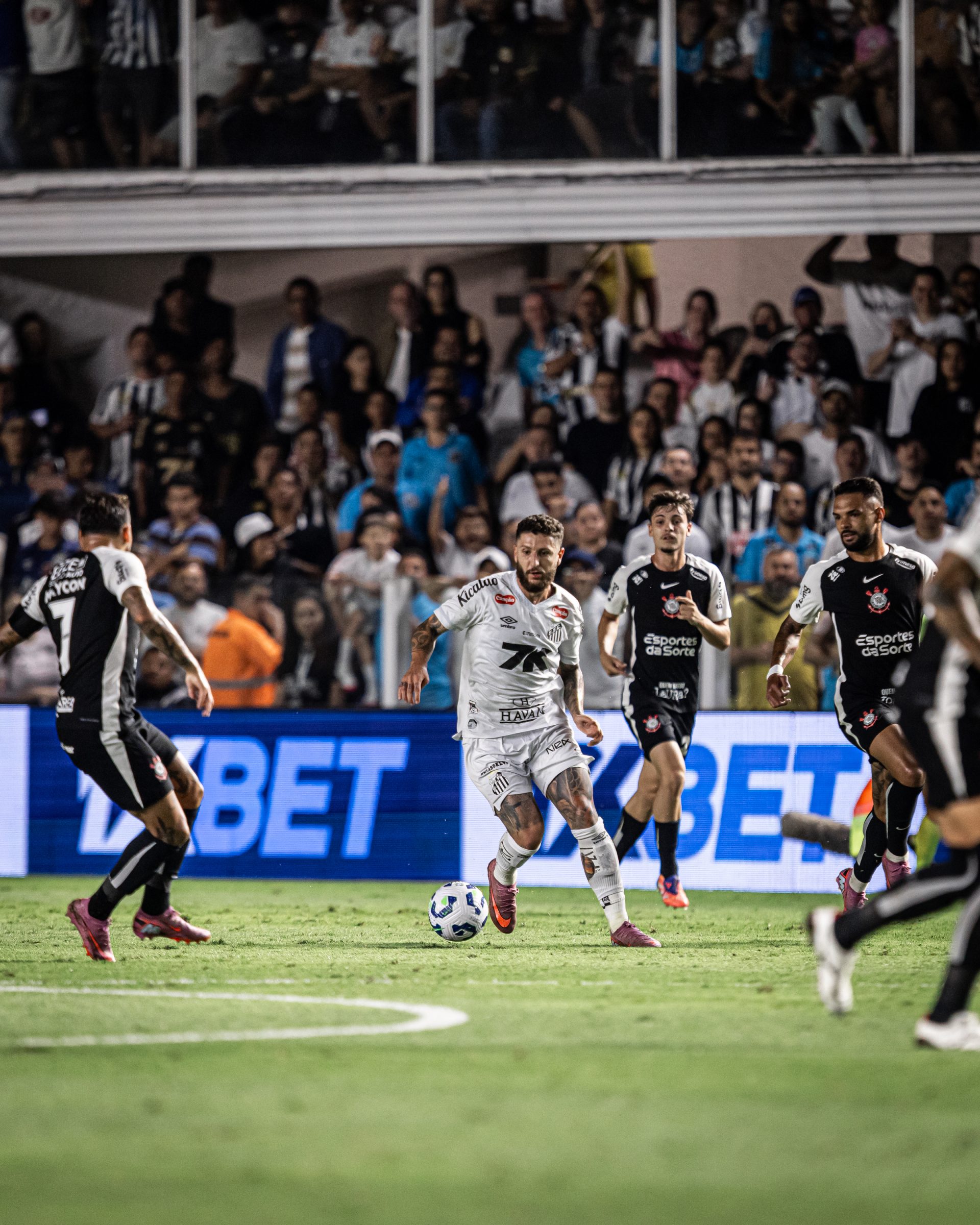 Santos vence o Corinthians por 3 a 1 na Vila Belmiro, quebra tabu de 4 anos, e tem Zé Rafael, Barreal e Rollheiser como destaques em vitória crucial contra o Z4 - Fotos: Raul Baretta/ Santos FC