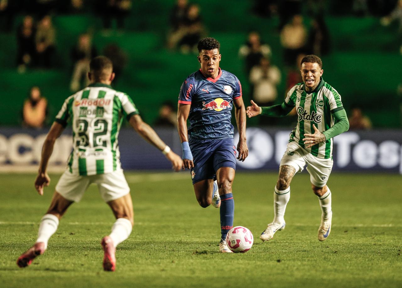 Juventude quebra jejum de 7 jogos ao vencer Red Bull Bragantino por 1 a 0. Vitória crucial dá fôlego ao time gaúcho no Z-4, enquanto Massa Bruta amplia crise - Foto: Ari Ferreira/Red Bull Bragantino