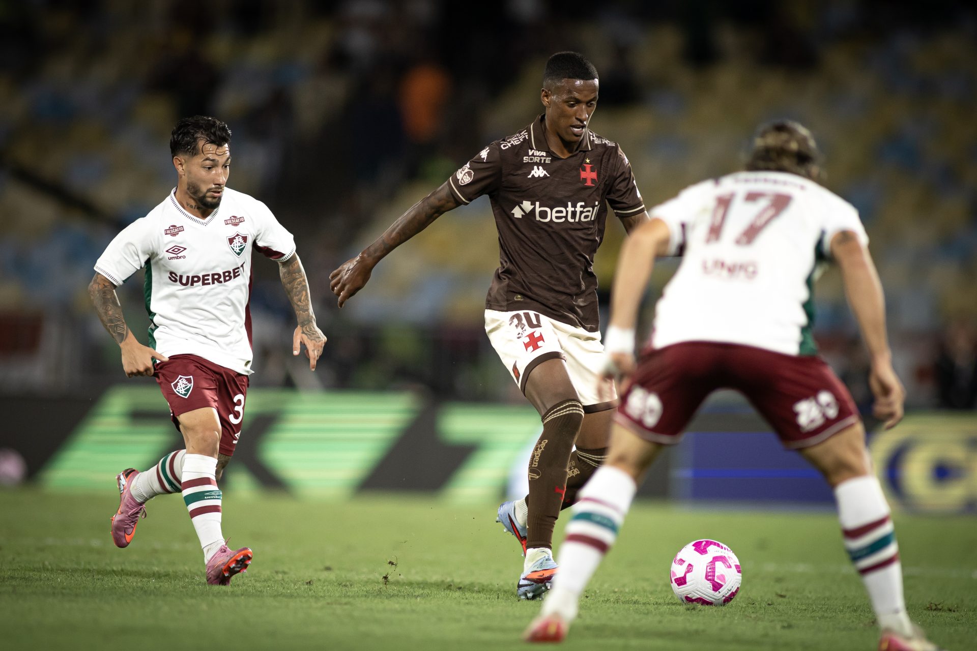 Vasco vence Fluminense por 2 a 0 no Maracanã, embala no Brasileirão e sobe na tabela. Rayan e Nuno Moreira marcam em clássico com olheiros do Arsenal - Foto: Matheus Lima/Vasco
