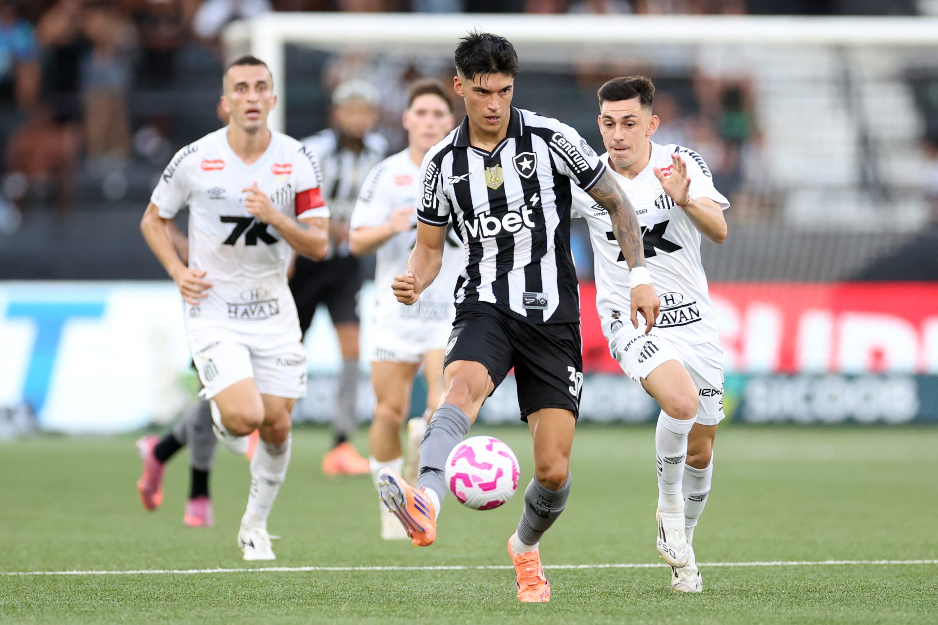 Botafogo e Santos empatam em 2 a 2 no Brasileirão. Glorioso mantém G-6, enquanto Peixe luta contra o Z-4. Joaquín Correa fez o gol mais rápido do campeonato - Foto: Vitor Silva/Botafogo