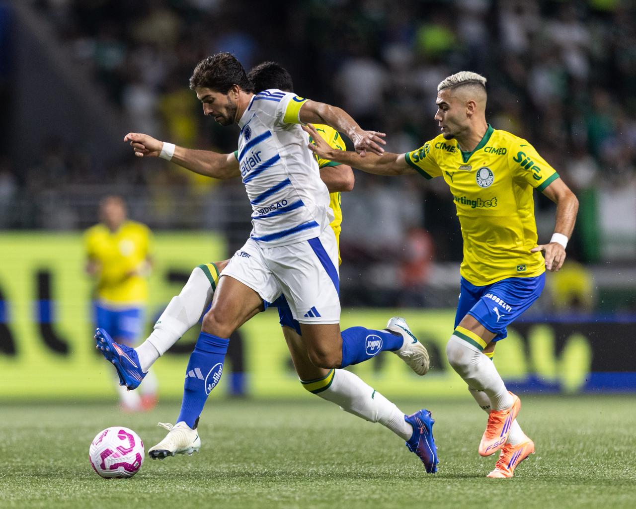 Líder Palmeiras empata com Cruzeiro e não dispara no Brasileirão, mantendo vantagem mínima sobre o Flamengo - Foto: Caíque Coufal / Cruzeiro