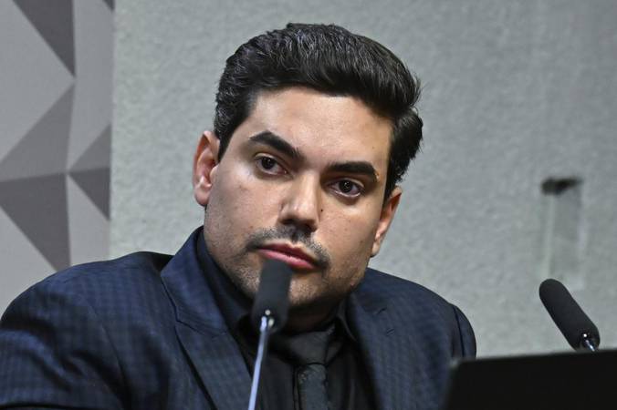 Dirigente da Amar Brasil, Felipe Gomes, permanece em silêncio na CPMI do INSS, amparado por habeas corpus. Investigação aponta R$ 700 milhões em fraudes - Foto: Waldemir Barreto/Agência Senado