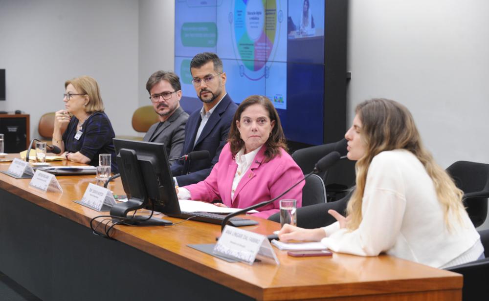 Autoridades e especialistas participaram de audiência sobre o impacto da Inteligência Artificial no futuro da educação no Brasil. Foto: Renato Araújo (Câmara dos Deputados)