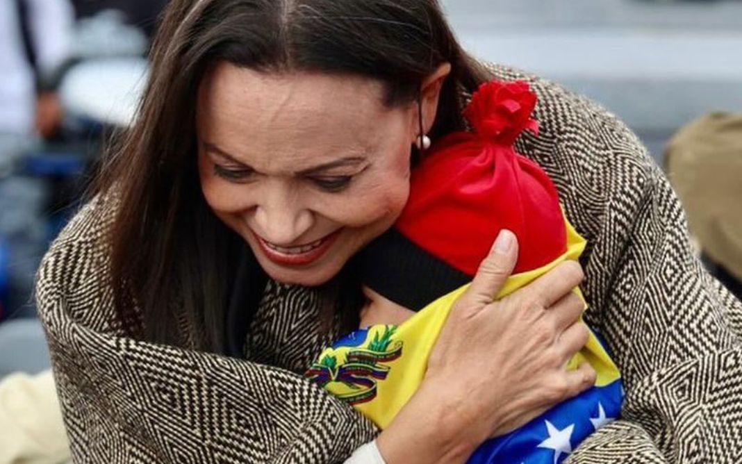 María Corina Machado, líder da oposição venezuelana, é laureada com o Nobel da Paz de 2025 por sua luta incansável pela democracia e direitos humanos no país - Reprodução: @marrinacorinamachado
