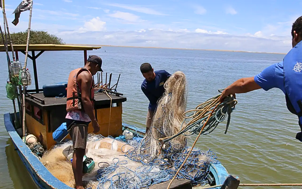 Pescadores na Foz do Rio Doce, no Espírito Santo. Foto: Tânia Rego/Agência Brasil