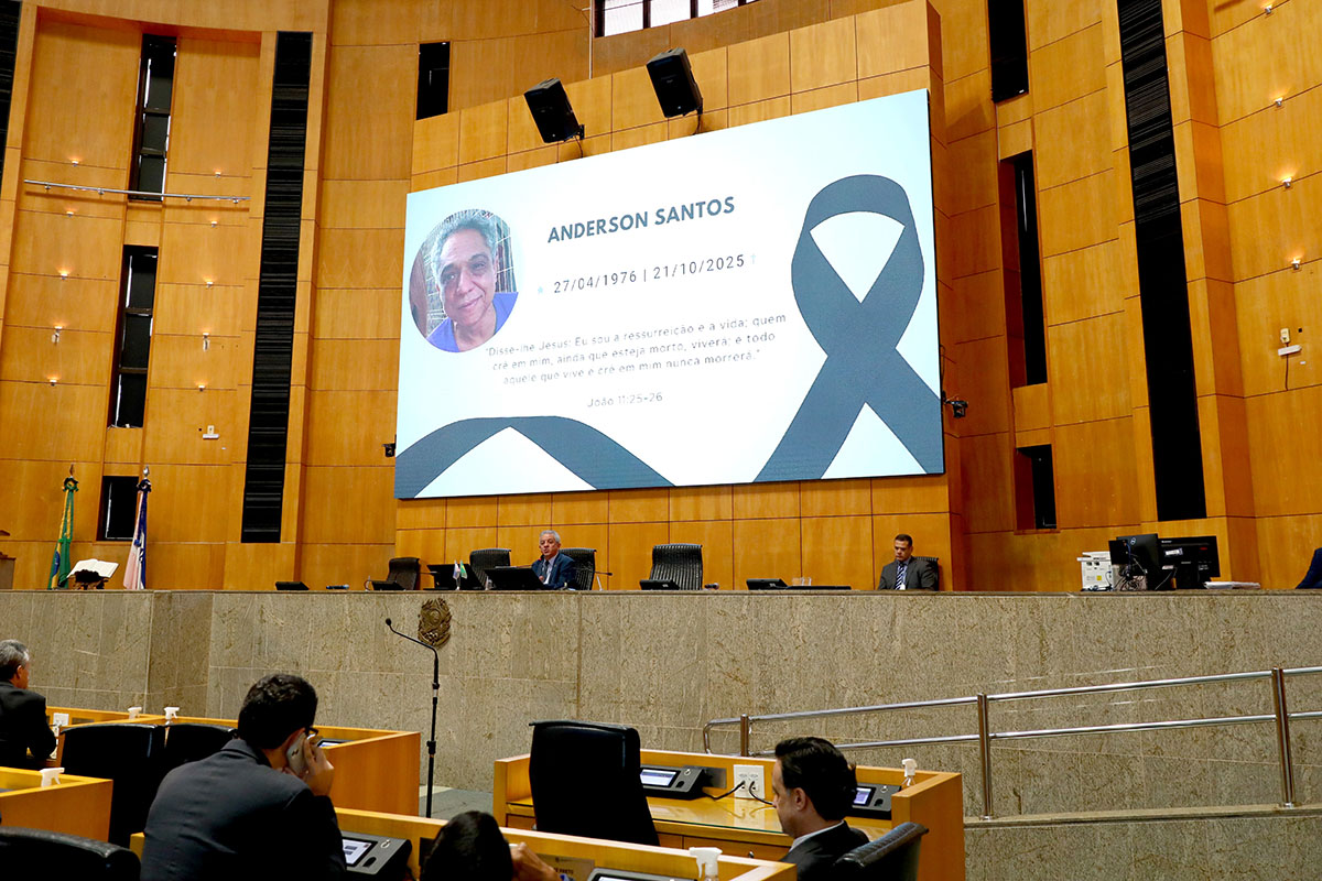 Telão exibiu homenagem da Ales ao irmão do presidente Marcelo Santos. Foto: Paula Ferreira