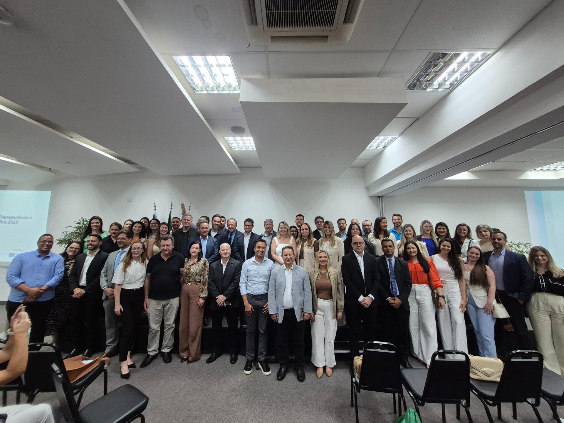 Gestores municipais, profissionais do Espírito Santo em Ação e da Transparência Capixaba. Foto: Divulgação.