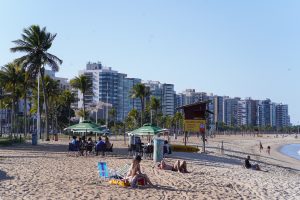 A Praia de Camburi, em Vitória, faz parte da Rota do Sol e da Moqueca. Foto: Sidney Pagotto/Next Editorial