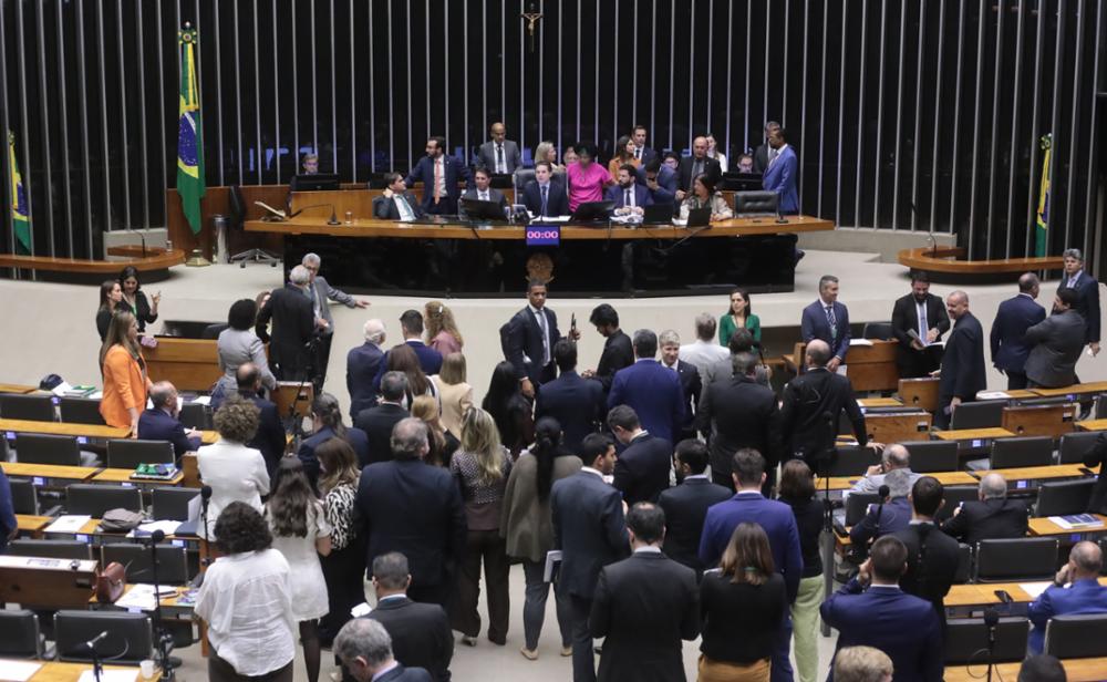 Plenário da Câmara dos Deputados aprovou pacote de projetos que reforçam o combate à violência e o enfrentamento ao crime organizado. Foto: Bruno Spada (Agência Câmara)