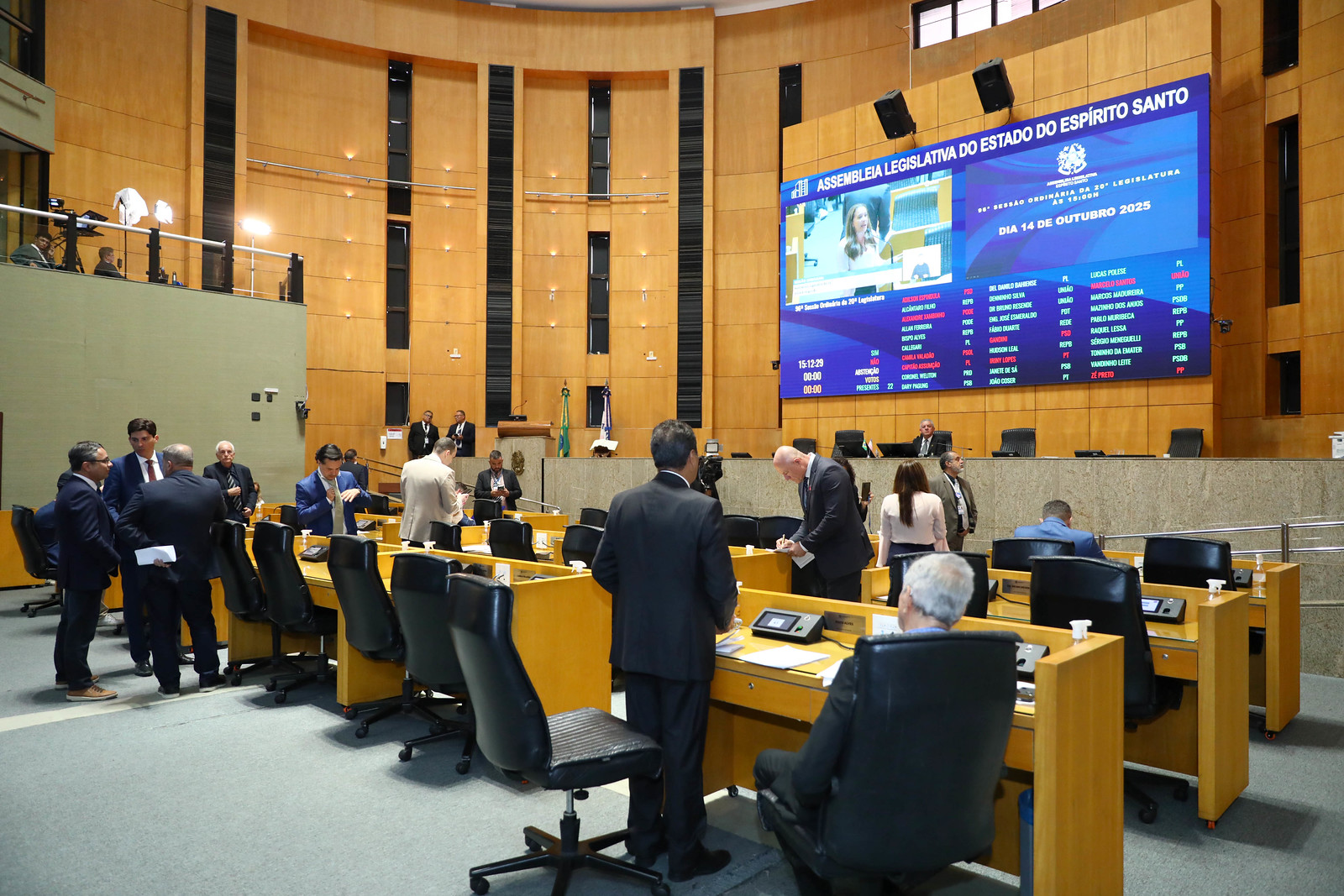 Deputados durante a votação que autorizou o governo a contratar empréstimo para obras de proteção costeira e recuperação de rios urbanos. Foto: Divulgação/Ales
