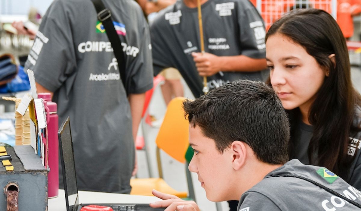 A competição desafia os alunos a pensar soluções criativas para problemas reais, com base no tema 