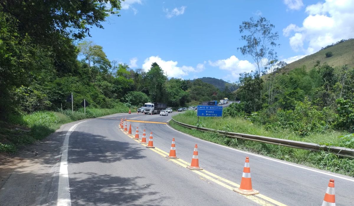 O trecho no km 29 está operando no Sistema de Pare e Siga, como parte das obras de recuperação estrutural da ponte sobre o Rio Jucu. Foto: divulgação