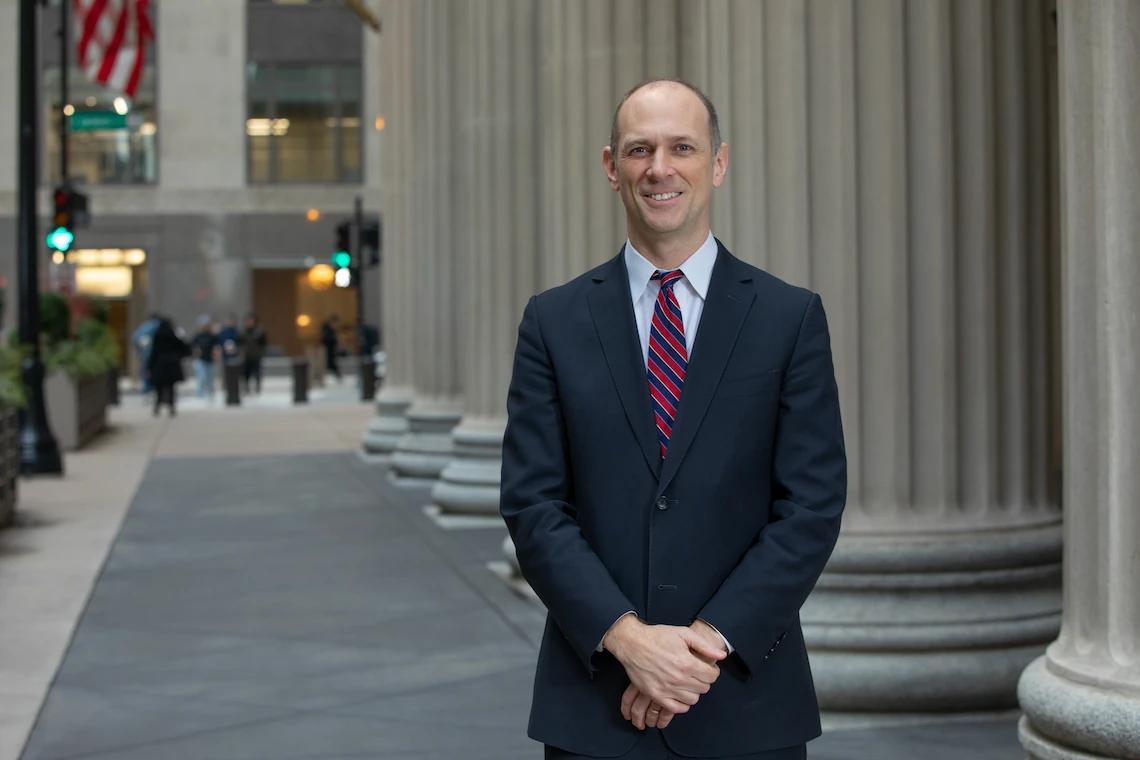 Austan Goolsbee, do Fed de Chicago, manifesta cautela sobre cortes de juros, citando deterioração do mercado de trabalho e inflação persistente - Reprodução: Banco da Reserva Federal de Chicago