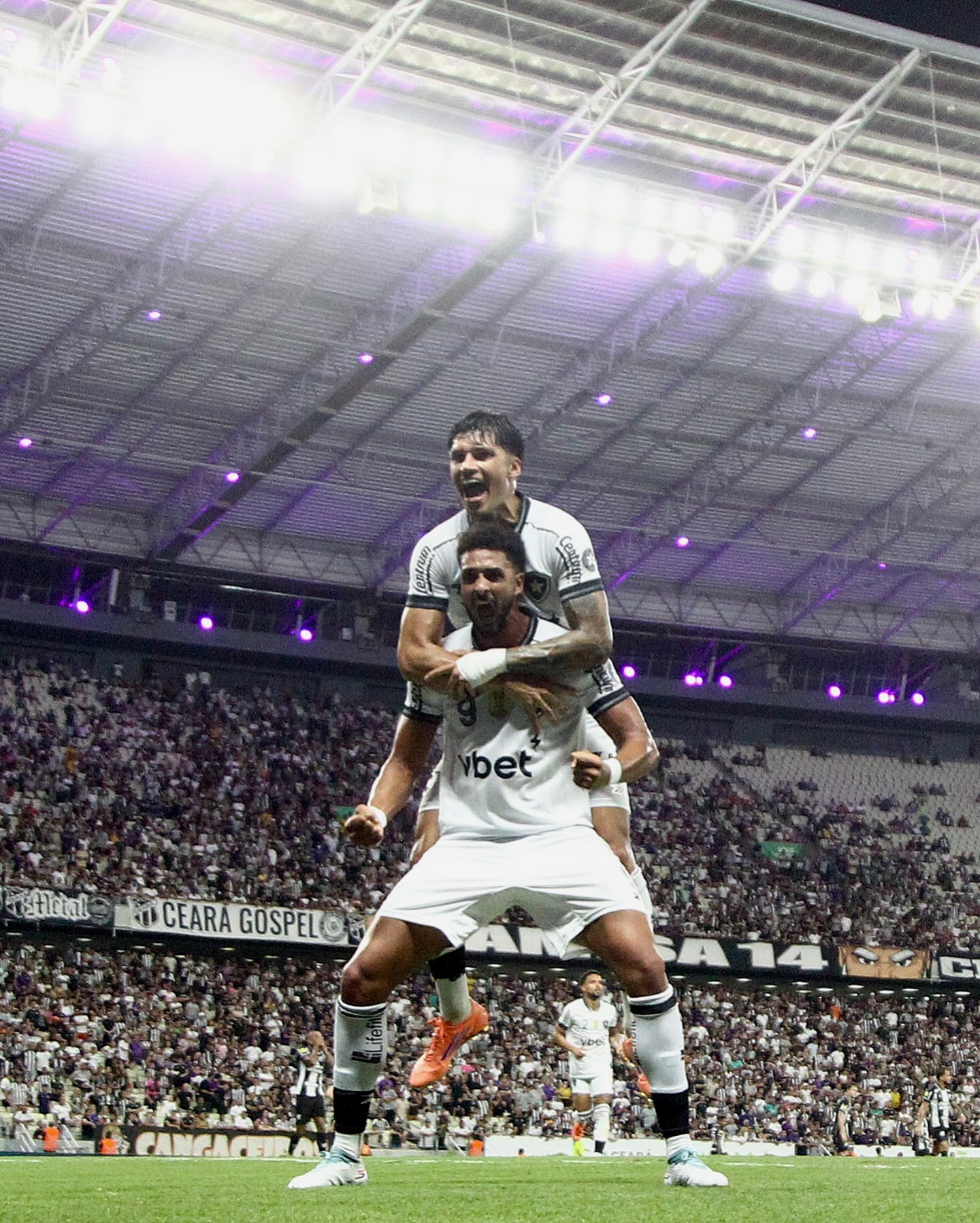 Com gols de Chris Ramos e Jeffinho, o Botafogo venceu o Ceará por 2 a 0 e consolidou sua posição na briga por uma vaga no G-4 do Campeonato Brasileiro - Foto: @botafogo