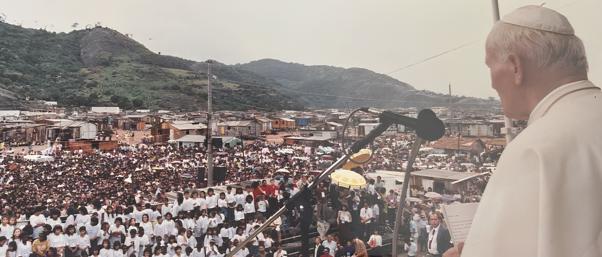 Moradores de palafitas receberam o Papa João Paulo II em 1991, em uma visita que transformou a realidade da Grande São Pedro – Foto: Arquivo/Diocese de Vitória