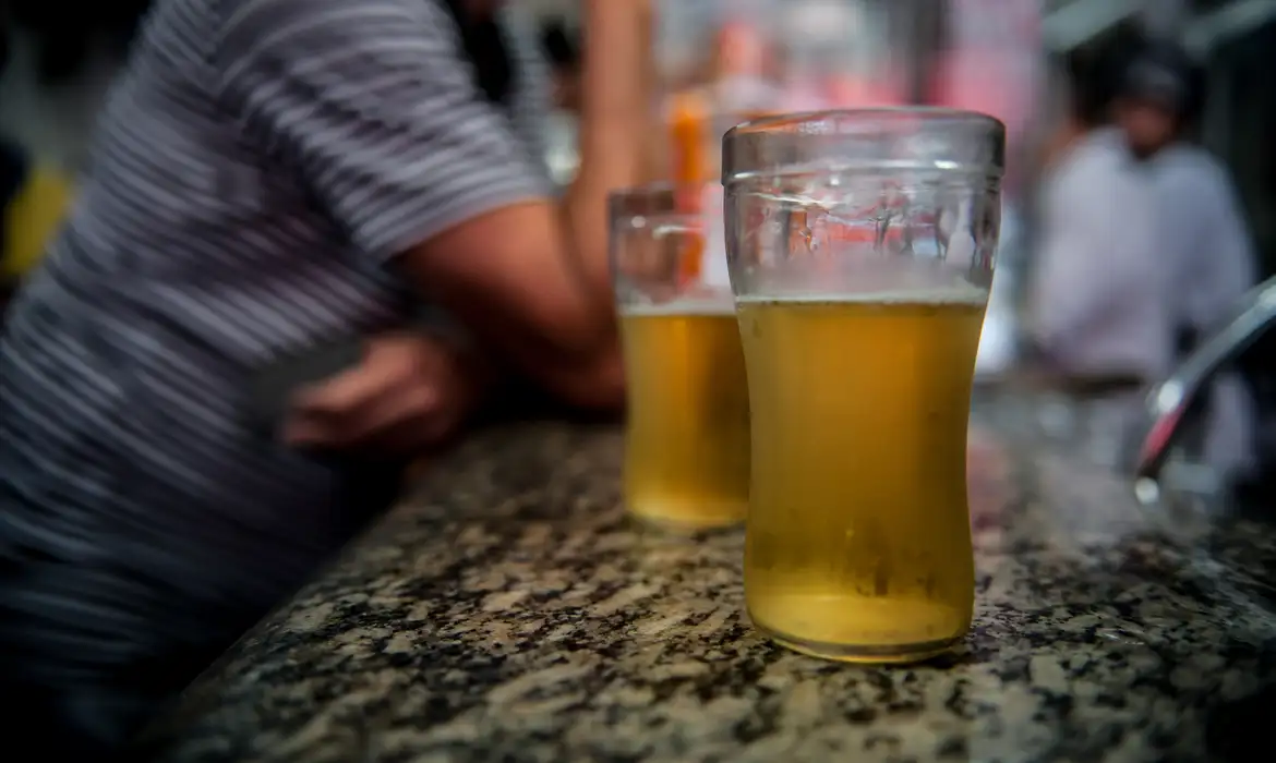 Nova lei sancionada por Lula aumenta a pena para quem fornece bebida alcoólica a menores - Foto: Arquivo/Marcelo Camargo/Agência Brasil