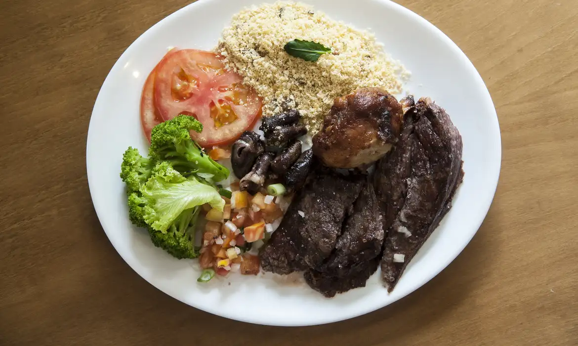O IBGE divulga que a insegurança alimentar grave no Brasil caiu 19,9% em um ano, alcançando o menor nível histórico em 2024 - Foto: Agência Brasil