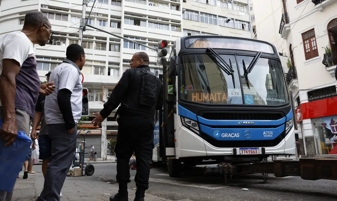 Megaoperação policial no Rio deixa 60 mortos e 81 presos em Penha e Alemão. Cidade em estágio 2, trânsito e BRT afetados. Alerj cobra explicações - Foto: Fernando Frazão/Agência Brasil