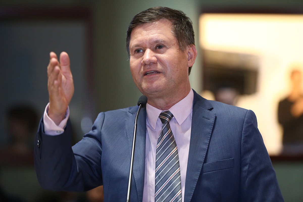 Dary Pagung no Plenário da Ales, apresentando a proposta que será encaminhada ao governo. Foto: Kamyla Passos