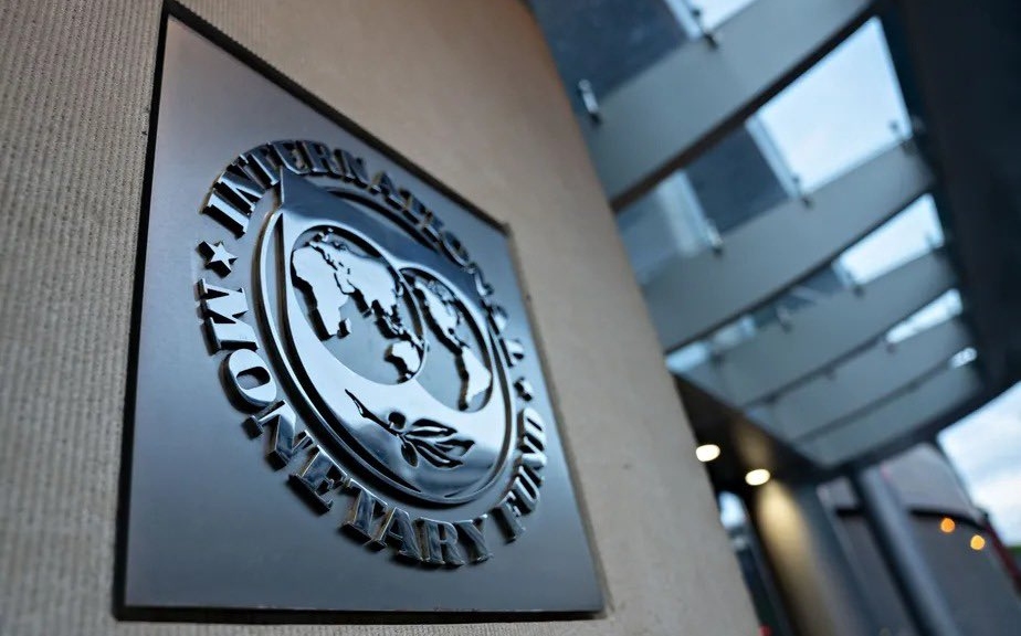 FMI projeta PIB global de 3,2% em 2025, impulsionado por tensões comerciais e IA. Analisa política monetária com juros distintos EUA, Eurozona e Japão - Reprodução
