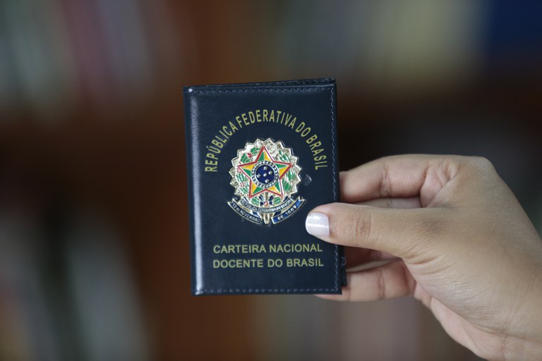 Saiba como solicitar a Carteira Nacional Docente (CNDB) e acesse benefícios exclusivos. Professores em exercício têm direito ao documento digital do MEC - Foto: Gov.br