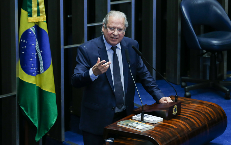 Em entrevista, José Dirceu (PT) afirma que Bolsonaro não pode ir para prisão comum devido a saúde e perfil, elogiando Valdemar Costa Neto - Fonte: Fotos Públicas