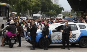 Policiais em patrulha após a ação letal contra o Comando Vermelho. Foto: Fernando Frazão (Agência Brasil).