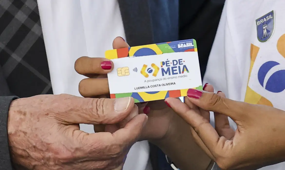 Confira o calendário de pagamentos da oitava parcela do programa Pé-de-Meia de 2025. Alunos do ensino médio recebem R$200. Saiba como consultar e sacar - Foto: Marcelo Camargo/Agência Brasil