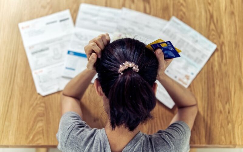 O Banco Central revela que o endividamento das famílias brasileiras atingiu 48,9% em agosto, com o comprometimento de renda subindo para 28,5% - Foto: Acervo Comunhão