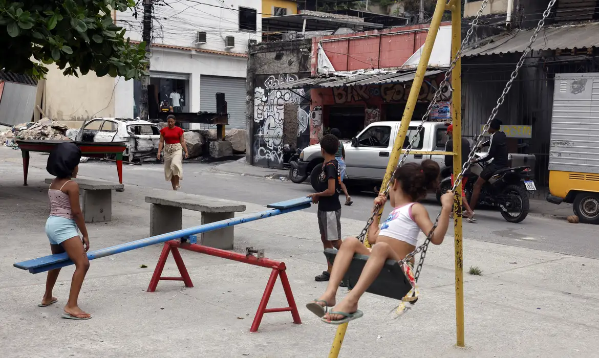 Especialistas debatem os efeitos duradouros da violência urbana na saúde mental da população do Rio de Janeiro, com foco em crianças e adolescentes expostos - Foto: Tânia Rêgo/Agência Brasil
