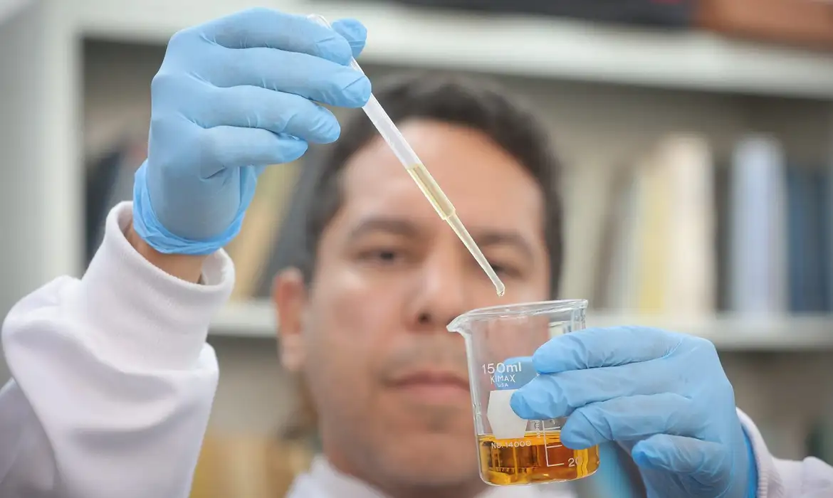 Governo de SP lança protocolo inédito para detectar metanol em bebidas. Iniciativa já identificou 30 casos e será ampliada para reforçar a segurança alimentar - Foto: Governo de SP/ Agência Brasil