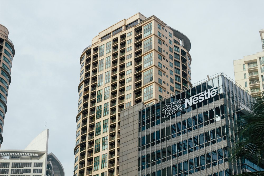 A Nestlé cortará 16 mil empregos globalmente para atingir nova meta de economia de custos. Novo CEO, Philipp Navratil, foca em crescimento e eficiência - Foto: Josh Eleazar