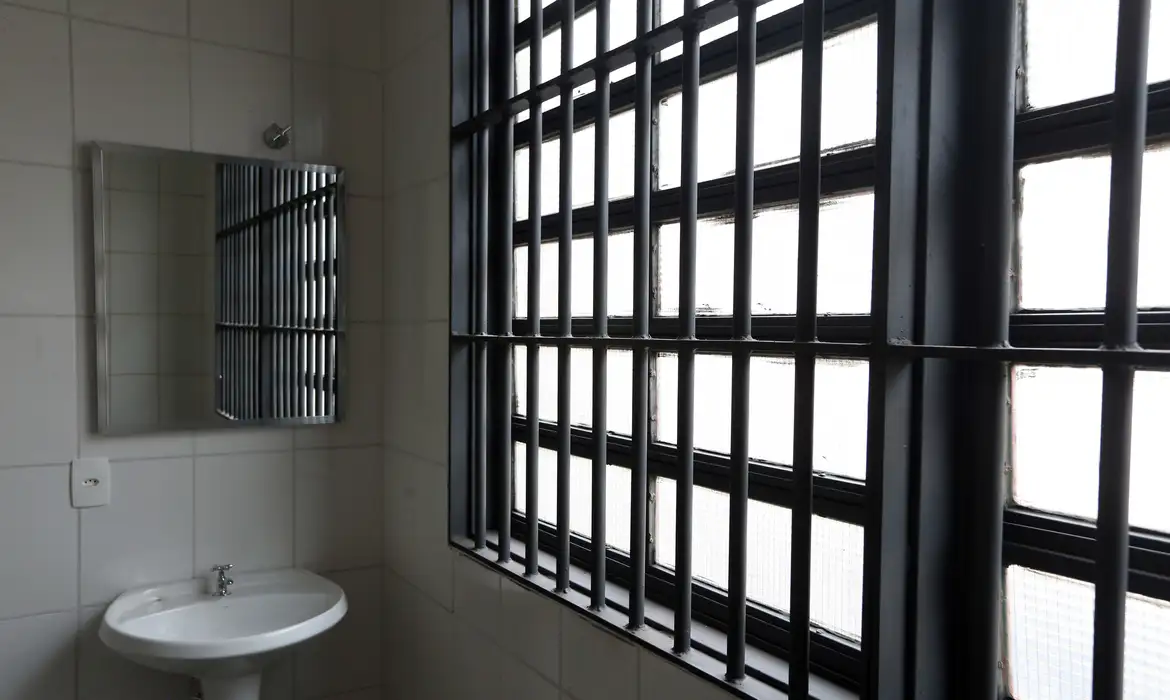 A Defensoria Pública da União (DPU) emite nota técnica sobre como a crise climática impacta o sistema prisional brasileiro, com riscos de violência térmica - Foto: Valter Campanato/Agência Brasil