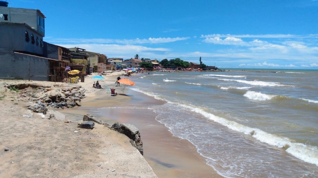 Praia da Colônia: ambiente tranquilo e boa gastronomia em Marataízes