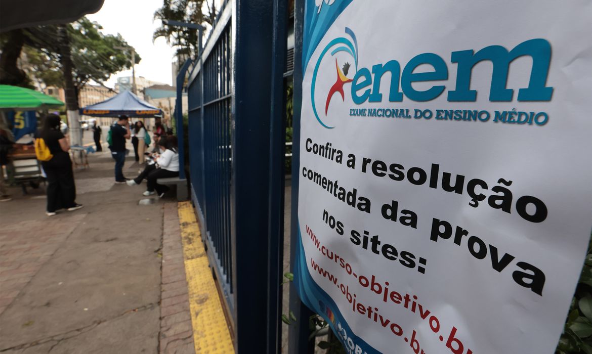 Saiba como solicitar a reaplicação do Enem 2025. Prazo vai de 17 a 21 de julho para casos de problemas logísticos, desastres naturais ou doenças - Foto: Paulo Pinto/Agência Brasil