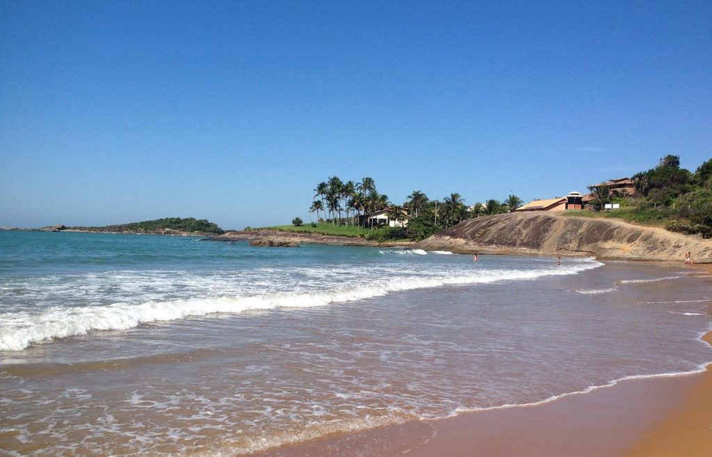 Praia dos Adventistas é refúgio de águas tranquilas em Guarapari Praia dos Adventistas é refúgio de águas tranquilas em Guarapari