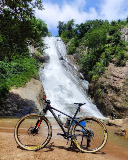 Cachoeira das Andorinhas é refúgio refrescante nas montanhas