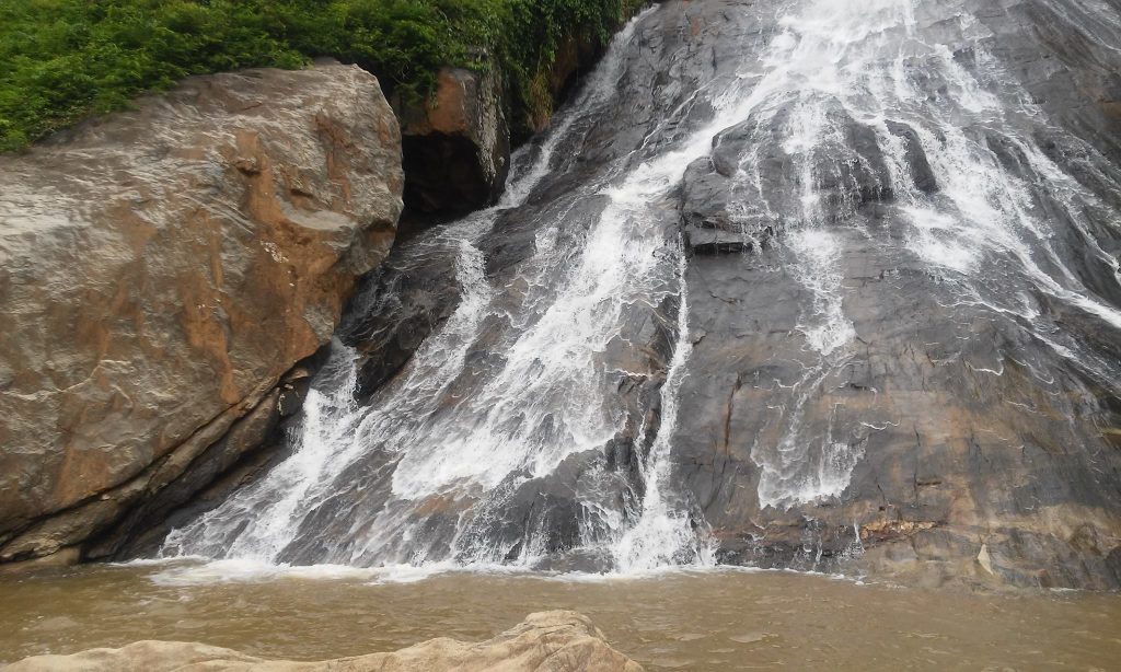 Cachoeira das Andorinhas é refúgio refrescante nas montanhas