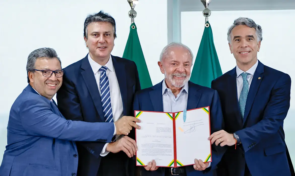 Lula sanciona SNE, lei que estabelece cooperação entre entes federados para políticas educacionais. Foco em planejamento, qualidade e alfabetização infantil - Foto: Ricardo Stuckert/PR/Agência Brasil