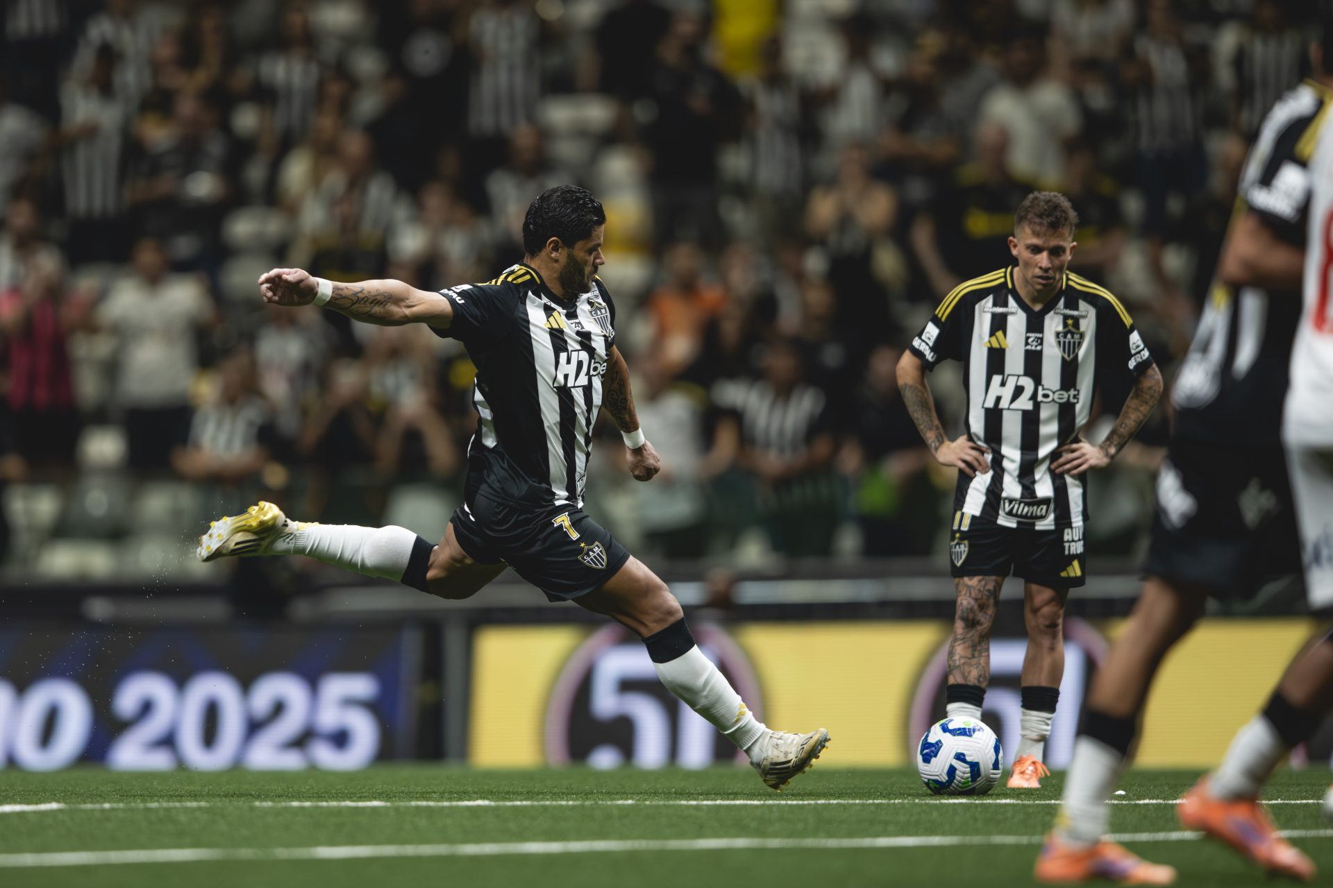 Com gol histórico de Hulk (500 na carreira), Atlético-MG goleia Bahia por 3 a 0 na Arena MRV, encerra jejum do camisa 7 e afasta risco de rebaixamento - Foto: Pedro Souza / Atlético