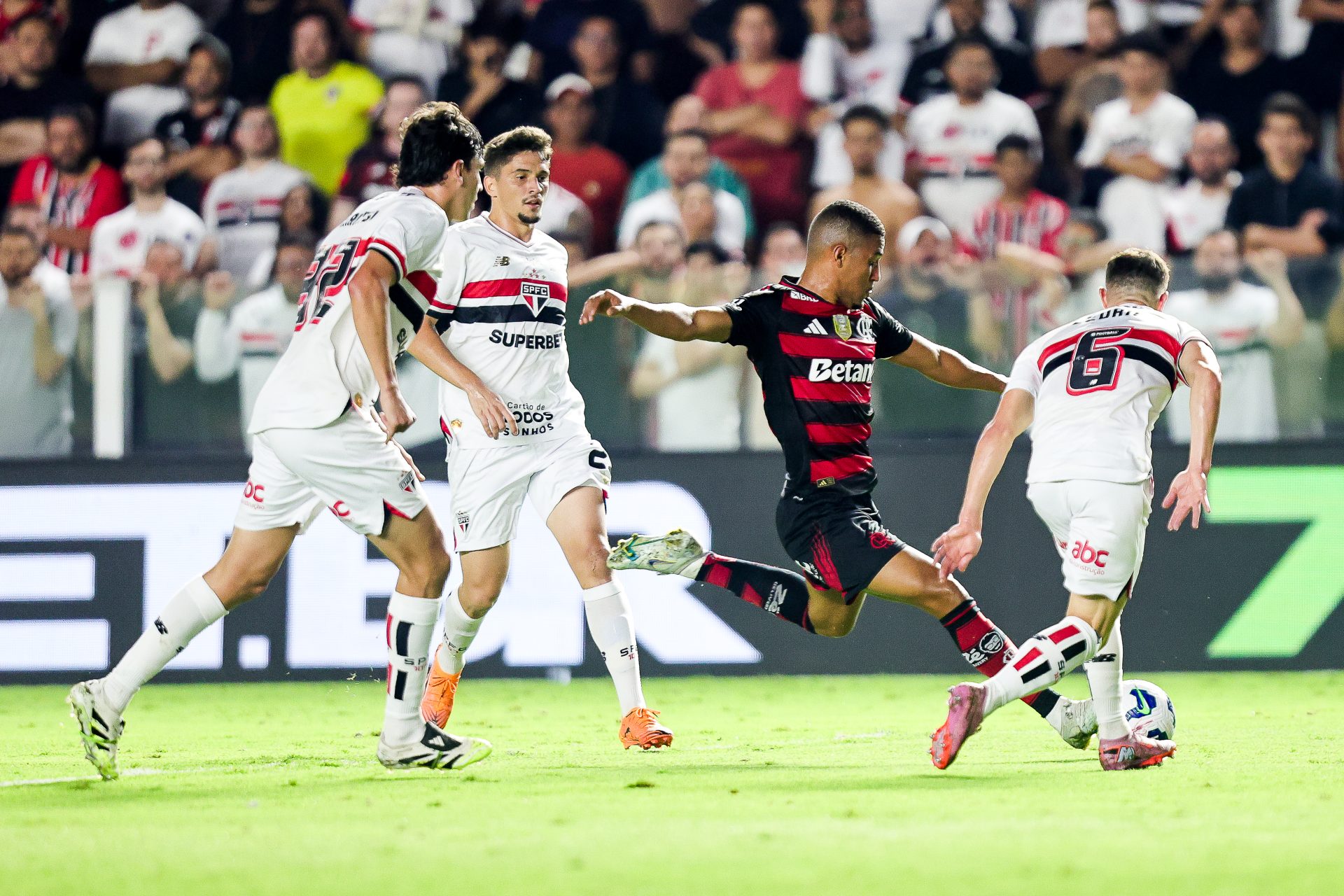 São Paulo e Flamengo protagonizaram um empate eletrizante em 2 a 2 na Vila Belmiro - Foto: Gilvan de Souza/Flamengo