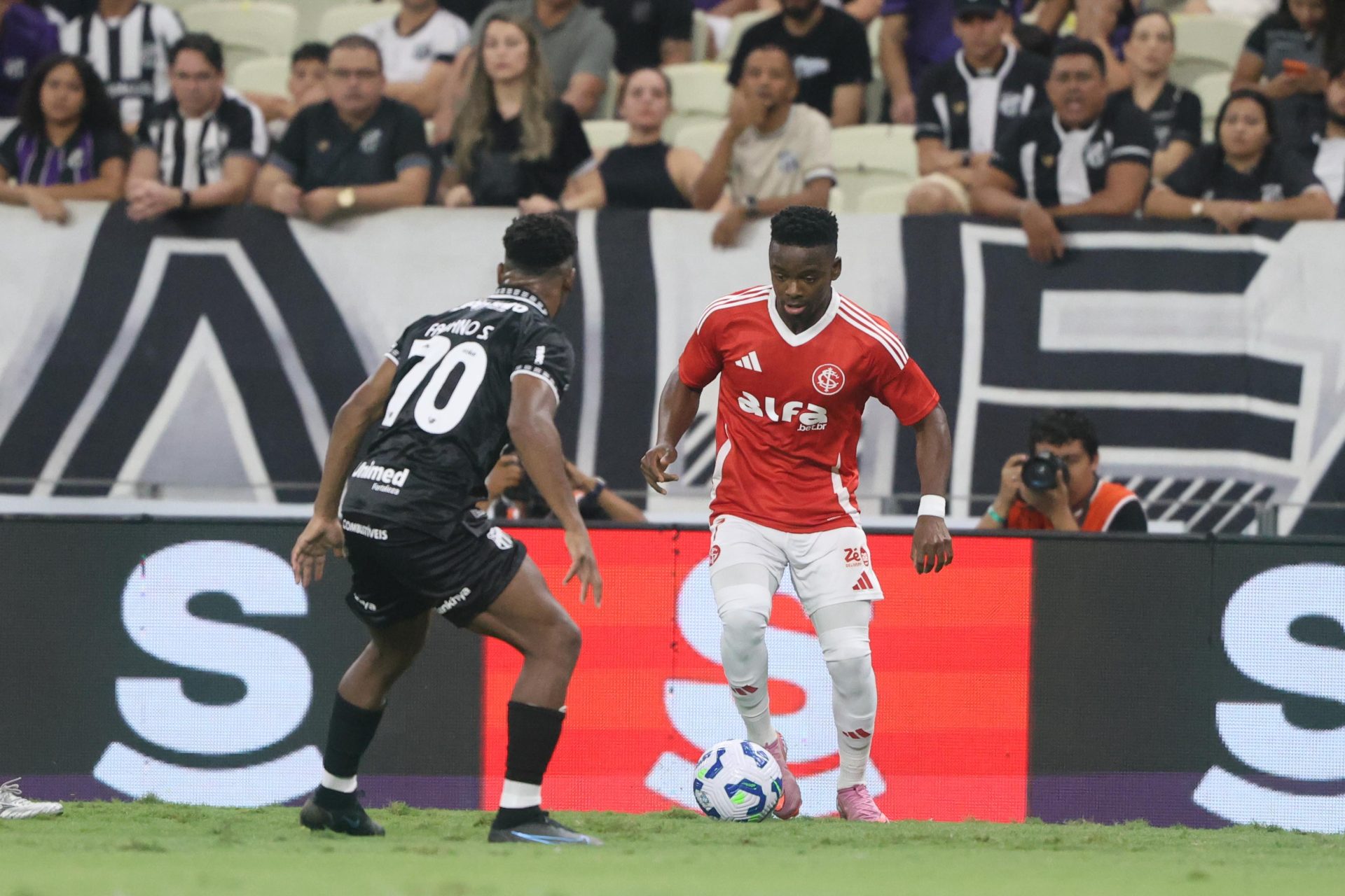 Internacional vence Ceará (2x1) em jogo dramático, com 3 expulsões e gol decisivo de Ricardo Mathias -Foto: Ricardo Duarte / Internacional