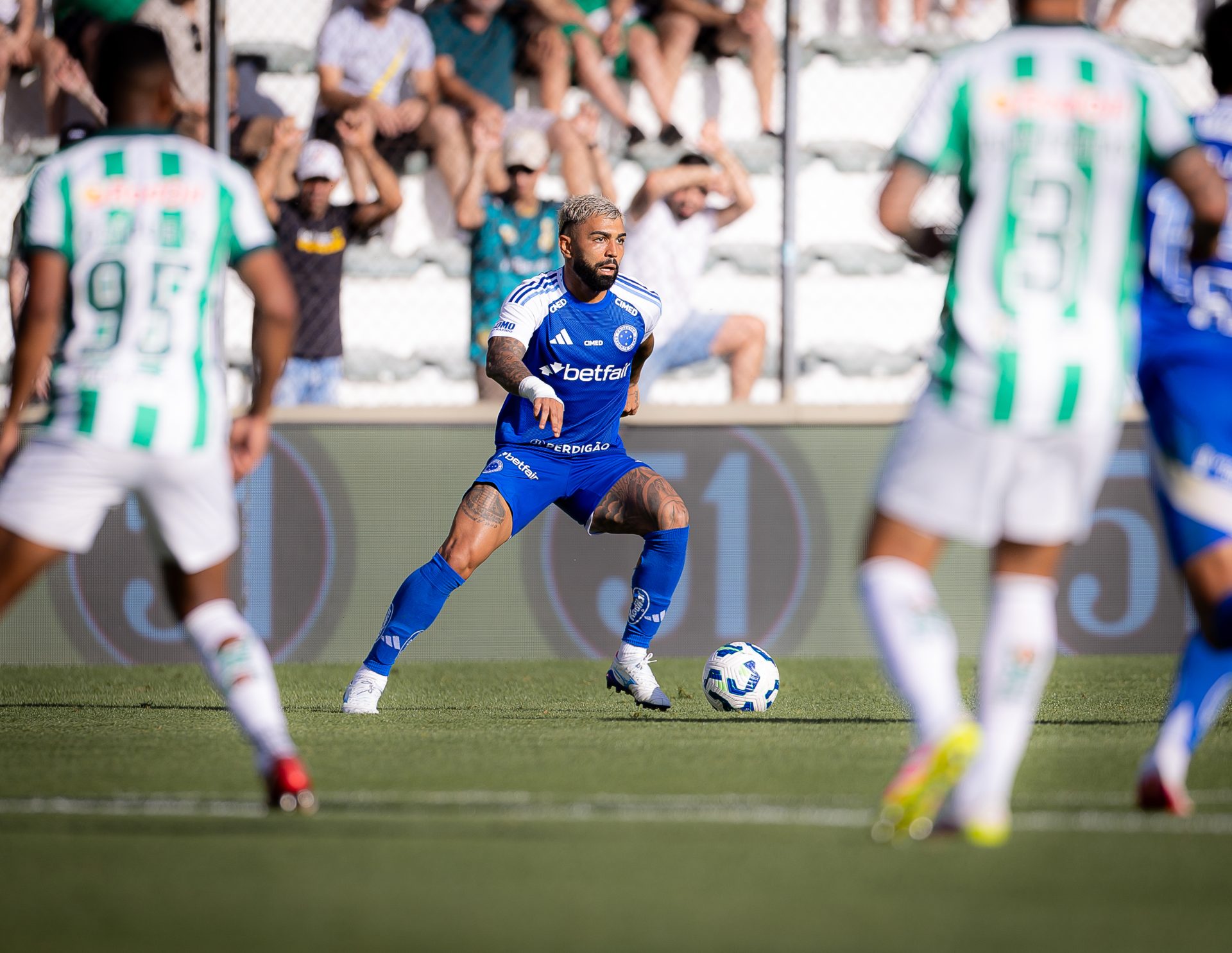 O empate em 3 a 3 entre Juventude e Cruzeiro no Alfredo Jaconi impacta diretamente as ambições de ambos no Brasileirão - Foto: Lucas Bubols/Cruzeiro