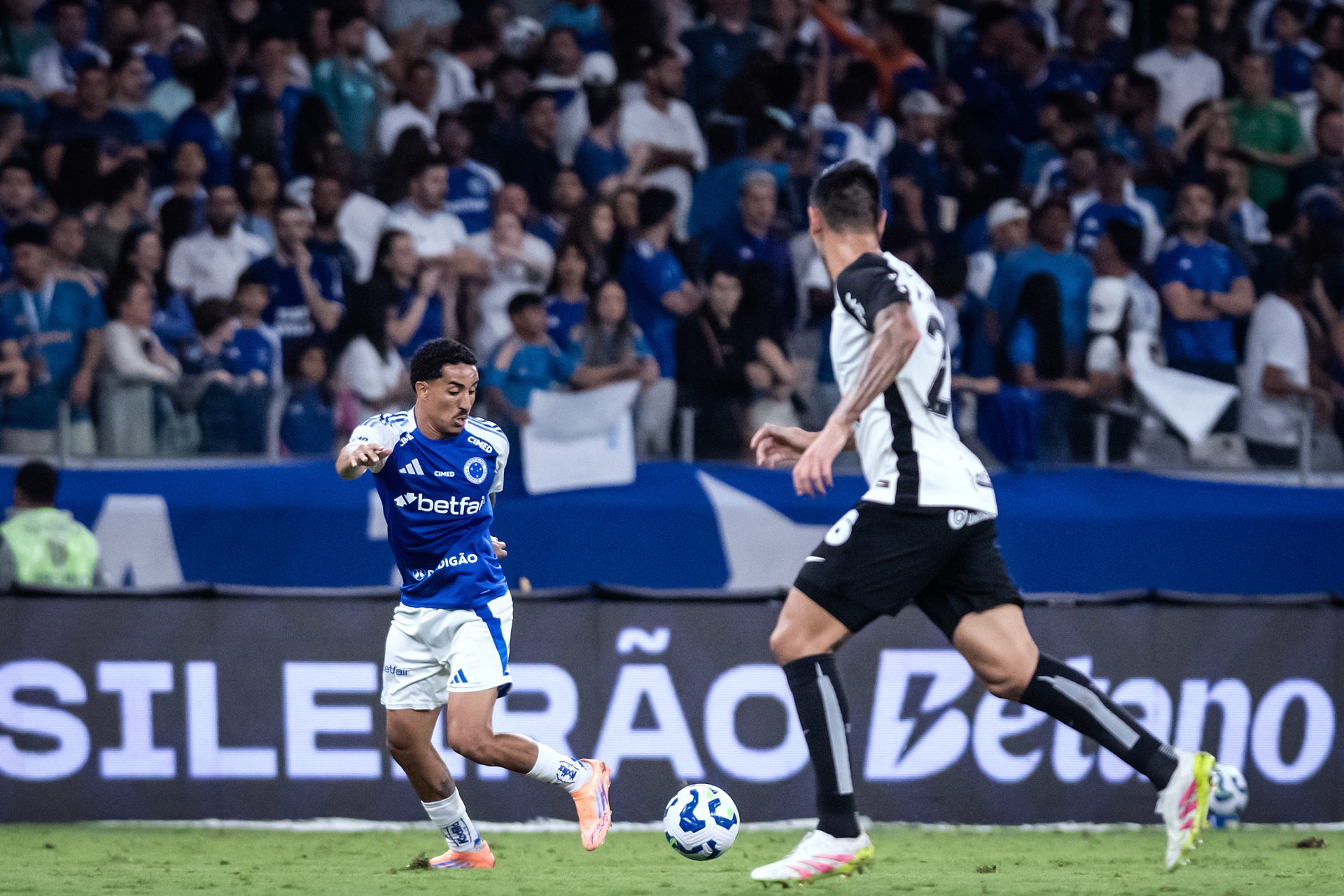 Cruzeiro impõe 3 a 0 sobre o Corinthians pelo Brasileirão, com gols de Kaio Jorge e Arroyo - Foto: Gustavo Aleixo/Cruzeiro